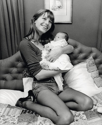 Charlotte Gainsbourg en brazo de su madre, Jane Birkin.