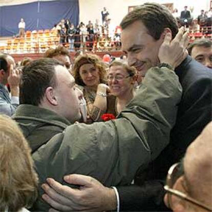 José Luis Rodríguez Zapatero, durante el encuentro que mantuvo ayer en un colegio de la ONCE.