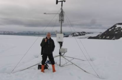 El meteorólogo Alberto Castejón, en el glaciar Hurd, en la isla Livingston.