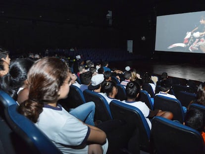 Crianças assistem ao filme 'O escaravelho do diabo' na abertura do CEU Jaçanã, em abril.