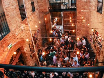 Patio del Museo del Vermut, en Reus, instalado en un edificio de estilo modernista y con una colección que supera las 1.300 botellas.