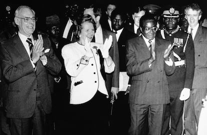 Robert Mugabe tomó las riendas de la antigua Rodesia, tras su independencia, en 1980. En la imagen, Margaret Thatcher junto a su esposo, Denis, son recibidos por Robert Mugabe en el aeropuerto internacional de Harare (Zimbabue), el 29 de marzo de 1981.