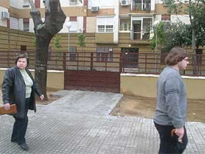 Transeúntes ante la entrada del inmueble donde vivían Josefa Fernández Loza y Juan Walls.