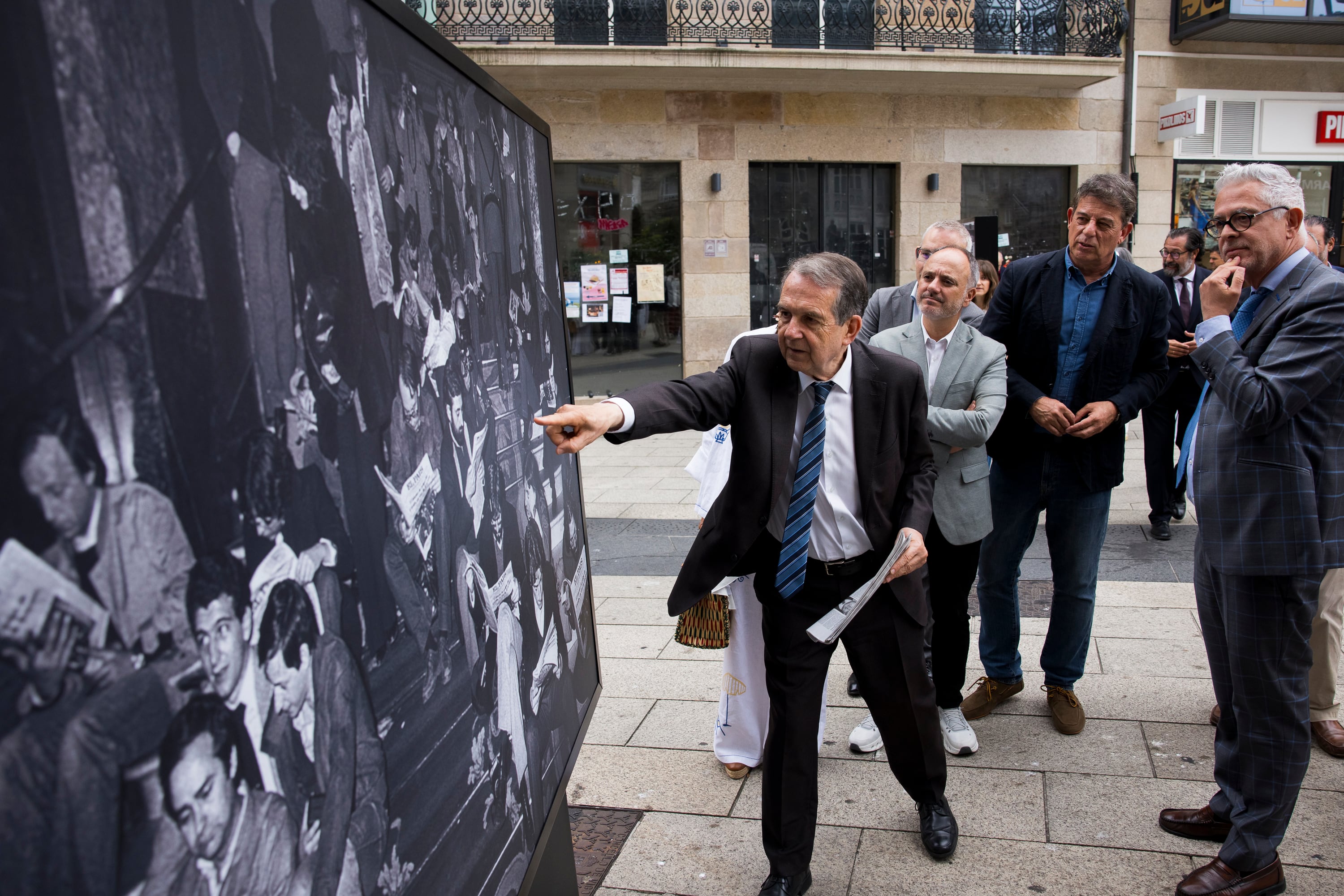 El alcalde de Vigo, Abel Caballero, señala una de las imágenes de la exposición 