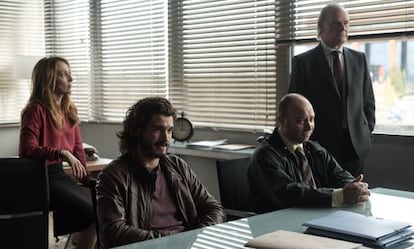 Yon González, Vicente Romero y Lluis Homar en 'Bajo sospecha'.