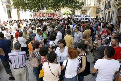 Los apóstatas se manifestaban ayer en la plaza del Arzobispado de Valencia.