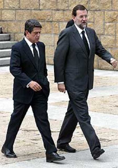 Mariano Rajoy y Federico Trillo, ayer, tras el funeral de Estado.