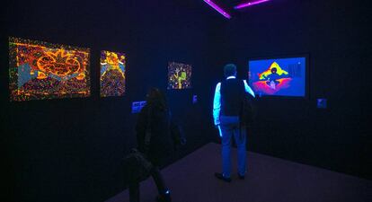 Cuarto con luz ultravioleta y las obras fluorescentes de Albert Porta (Zush / Evru).