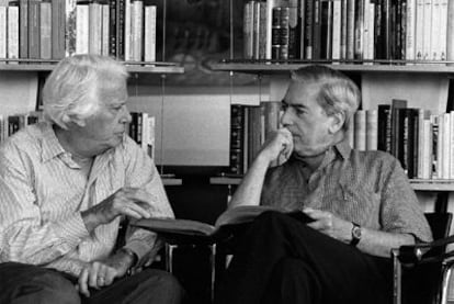 Jorge Semprún charla con el escritor Mario Vargas Llosa durante una entrevista en Londres en 1996.