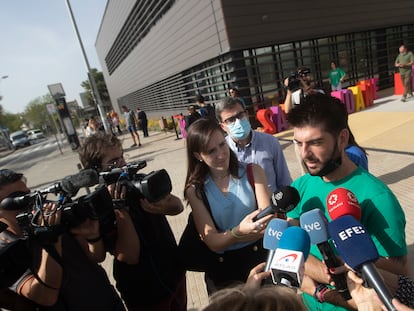 Alejandro Romero, padre del pequeño Oliver, a las afueras del hospital Sant Joan de Déu.