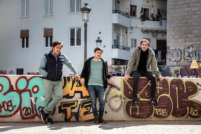 De izquierda a derecha, Rafa Lahuerta, Alberto Torres y David Pascual, en el barrio del Carmen de Valencia.