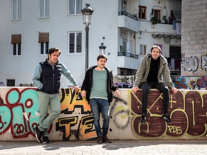 De izquierda a derecha, Rafa Lahuerta, Alberto Torres y David Pascual, en el barrio del Carmen de Valencia.