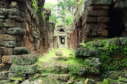 Oculto y perdido en la jungla camboyana, Beng Mealea es un templo sin restaurar a 68 kilómetros de Siem Reap donde los árboles, las raíces y las plantas se han adueñado de los edificios, rodeados por un enorme foso.  