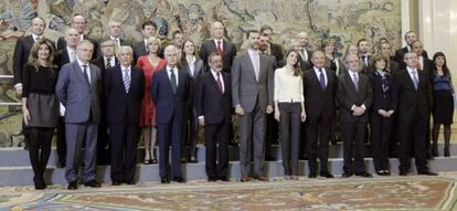 Los Príncipes de Asturias posan con los miembros del patronato de Adeit.