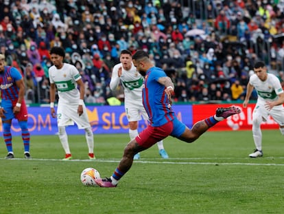 Memphis lanza el penalti que le dio el triunfo al Barcelona en el Martínez Valero.