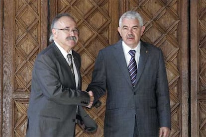 Josep Lluís Carod, a la izquierda, y Pasqual Maragall, ayer ante el Palau de la Generalitat.