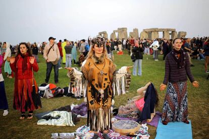 Tres chamanas acuden al monumento de Stonehenge, el 21 de junio de 2017.