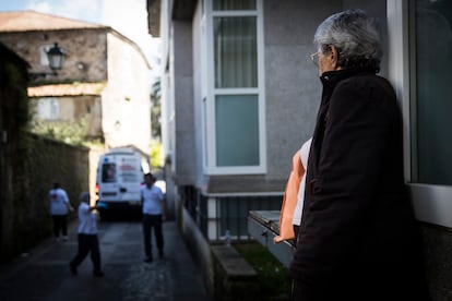 Traslado, el 25 de marzo, de residentes del centro de la tercera edad Porta do Camiño, de la Xunta, en Santiago, a un hotel cercano para dejar espacio a positivos por covid de las provincias de Lugo y A Coruña.