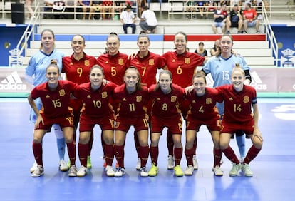 La selección española femenina de fúbol sala posa antes del partido contra Rumanía.