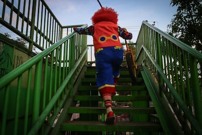 Guppy carga su monociclo para cruzar un puente peatonal en la avenida Ermita - Iztapalapa, en diciembre de 2024.