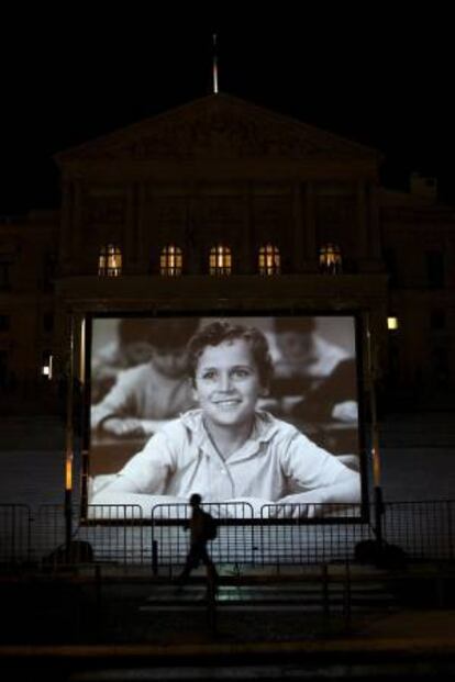 Un fotograma de "Aniki Bobo" del realizador Manoel de Oliveira se expone en las escalinatas del parlamento portugus en Lisboa.