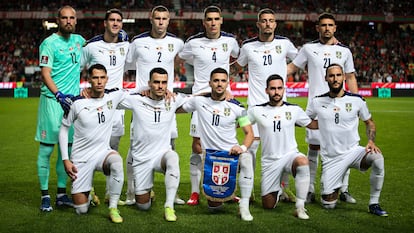 El equipo de Serbia posa antes de un partido.