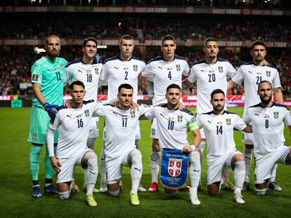 El equipo de Serbia posa antes de un partido.