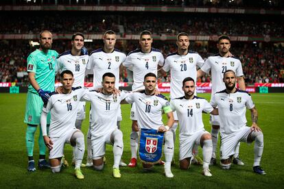 El equipo de Serbia posa antes de un partido.