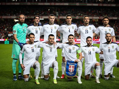 El equipo de Serbia posa antes de un partido.