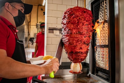 Un cocinero de la taquería tijuanense El Compita.