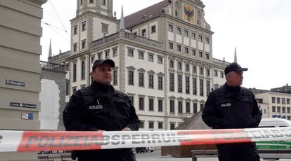 Dos policías vigilan junto al cordón de seguridad colocado en las proximidades del Ayuntamiento de Augsburgo.