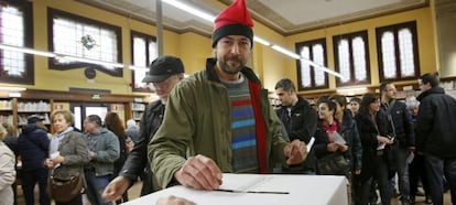 Un ciudadano, con barretina, deposita su papeleta en el Instituto Lluís de Peguera de Manresa (Barcelona)