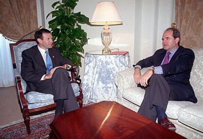 El <i>lehendakari,</i> Juan José Ibarretxe, y el presidente de la Junta de Andalucía, Manuel Chaves, en una reunión celebrada el 23 de junio de 2000.