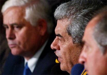 El presidente de la CTV, Carlos Ortega, anuncia en una rueda de prensa la convocatoria de la huelga.