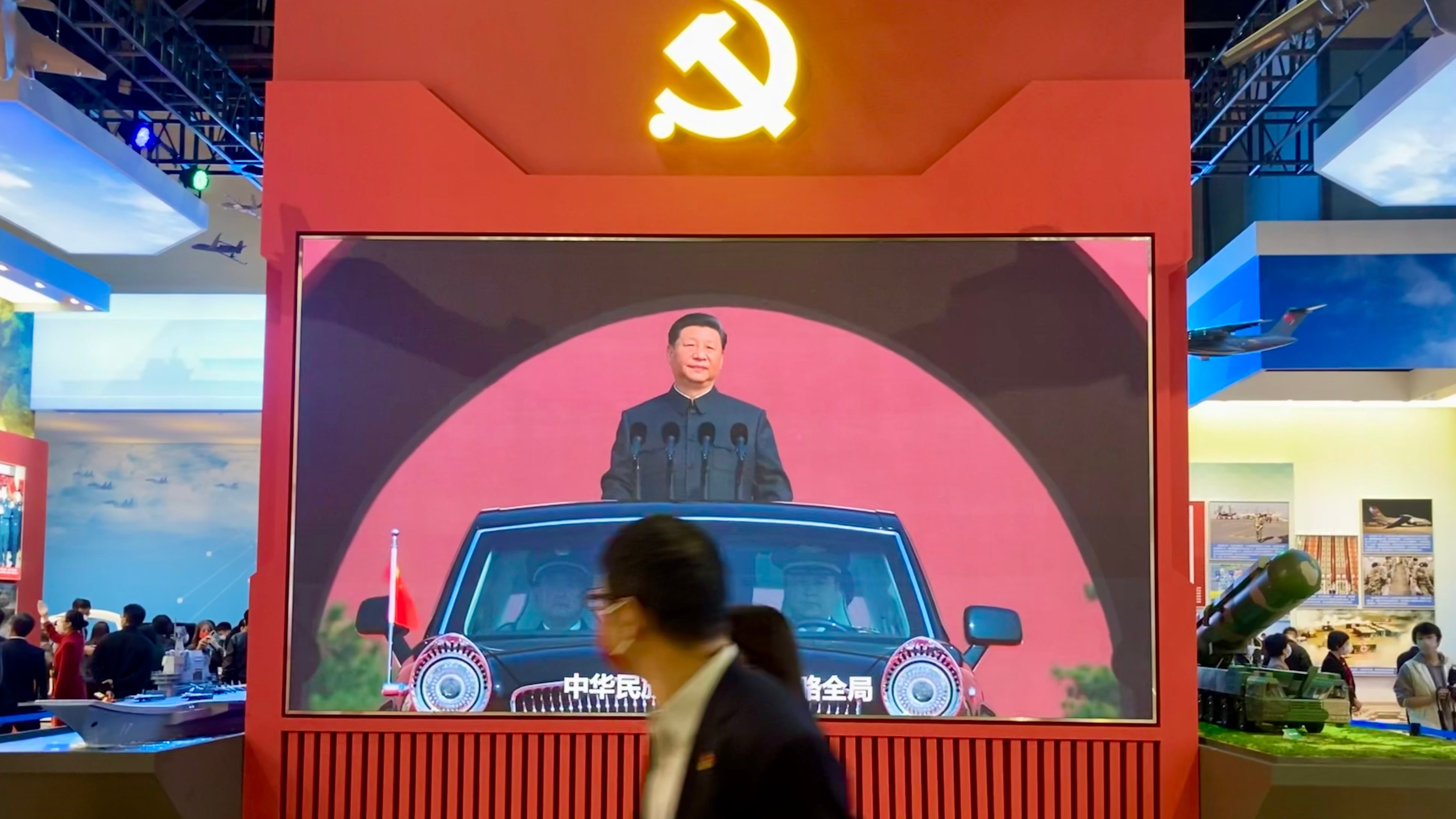 Un cartel con Xi Jiping en una feria de defensa en China.