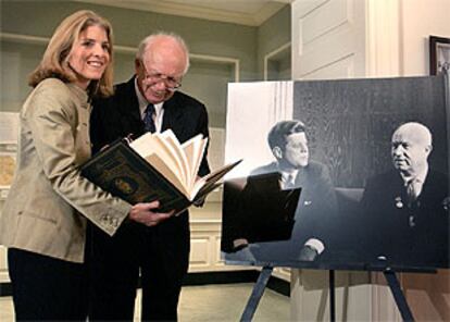 Caroline Kennedy y Serguéi Jruschov examinan una copia del tratado antinuclear firmado en 1963.
