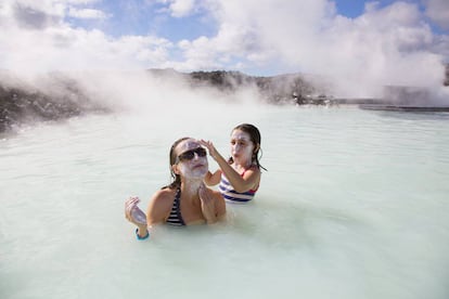 Laguna Azul, un humeante lago lleno de depósitos de sílice muy cercano al aeropuerto de Keflavík