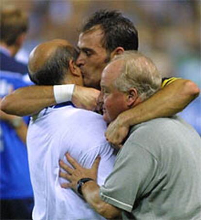 Paco se abraza a Luis Costa y a otro miembro del cuerpo técnico tras el triunfo.