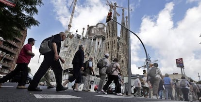 Turistas en Barcelona frente a la Sagrada Familia.