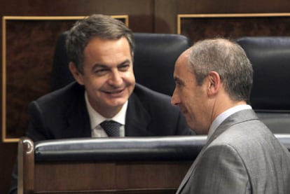 Zapatero charla con el portavoz parlamentario del PNV, Josu Erkoreka, en el Congreso de los Diputados el año pasado.