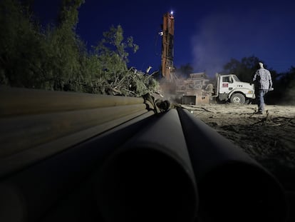 Cae la noche y rescatistas siguen trabajando para liberar a los 10 mineros atrapados bajo tierra en Sabinas, Estado de Coahuila (México), este jueves.