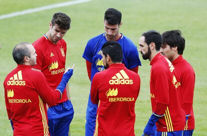 Iniesta charla con Piqué, Sergio Rico, Silva, Juanfran y Nolito en un entrenamiento.