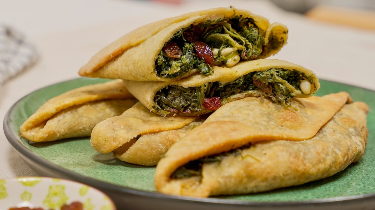 ‘Panadons’, las empanadas XL de espinacas, pasas y piñones