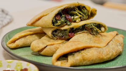 ‘Panadons’, las empanadas XL de espinacas, pasas y piñones