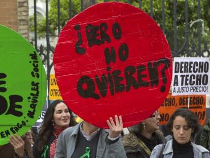 Miembros de la Plataforma de Afectados por la Hipoteca protestan frente a la sede del Partido Popular en Andaluc&iacute;a, el pasado d&iacute;a 9.