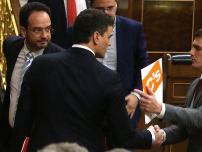 Pedro Sánchez y Albert Rivera se estrechan la mano al término de la primera sesión.