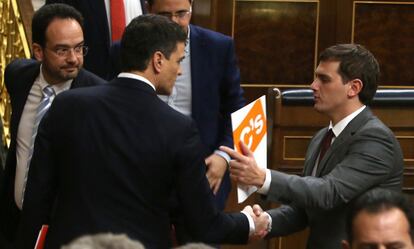 Pedro Sánchez y Albert Rivera se estrechan la mano al término de la primera sesión.