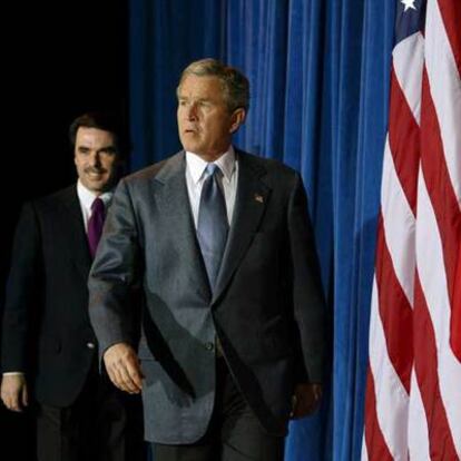 George Bush, seguido de José María Aznar, el 22 de febrero de 2003 tras su reunión en el rancho de Crawford.