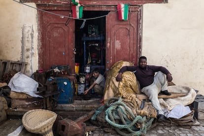 Un pescador descansa delante de un garaje tras una dura jornada de trabajo. Al igual que muchos otros puertos del Golfo, este enclave experimentó una rápida expansión y un nuevo periodo de desarrollo en la segunda mitad del siglo XX gracias a la abundancia de recursos naturales.