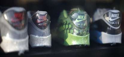 Zapatillas con el logotipo de Nike en una tienda.